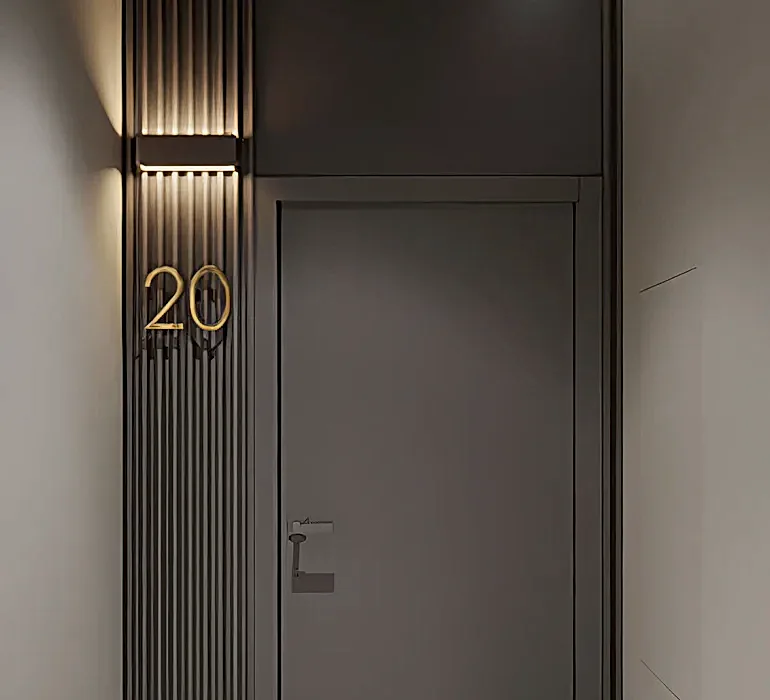 Ahşap doku ve siyah kasa çizgisiyle modern giriş görünümü.