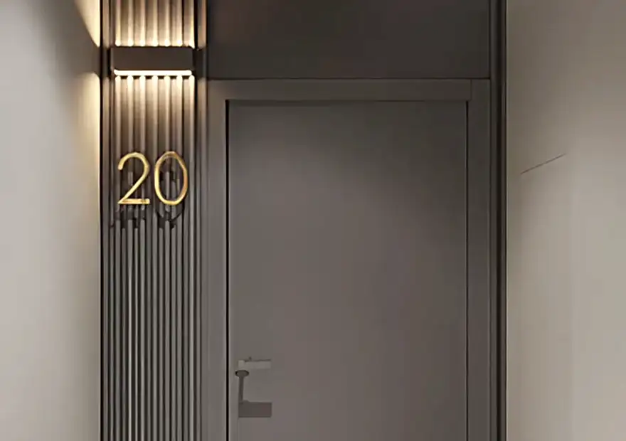 Ahşap doku ve siyah kasa çizgisiyle modern giriş görünümü.