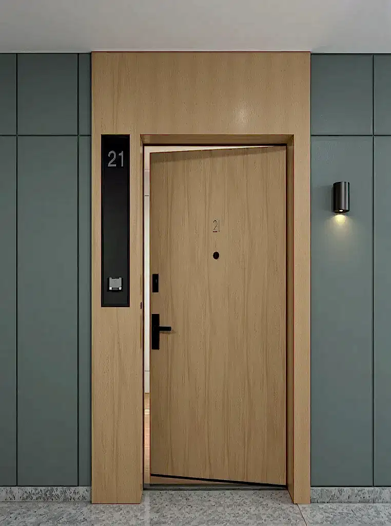 Ahşap görünümlü daire kapısı, numara panosu ve duvar aplikleriyle bütünleşir; ölçü, kasa uyumu ve kapanma ayarı kritik olur.