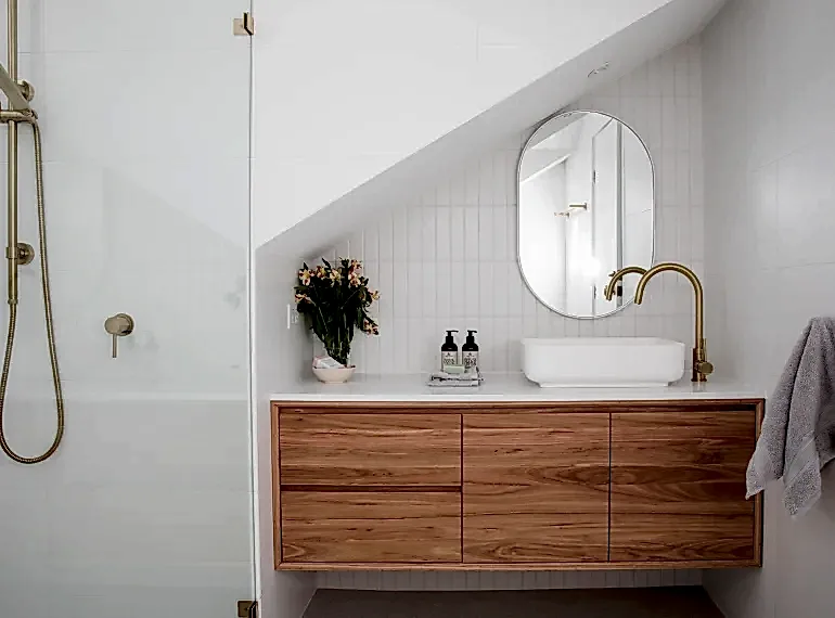 Tezgah üstü lavabo, ahşap asma banyo dolabı ve gold batarya ile modern banyo tasarımı